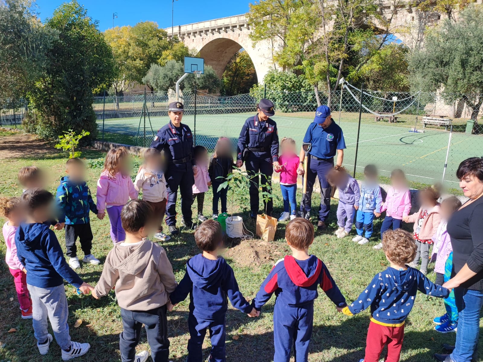 A Teramo i bambini della scuola “L’Aquilone” piantano “L’Albero Falcone” con i Carabinieri Forestali